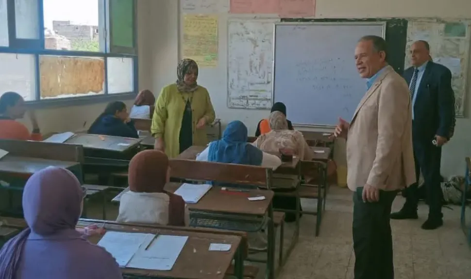 وكيل التعليم بأسيوط يتفقد لجان امتحانات الشهادة الإعدادية في ديروط