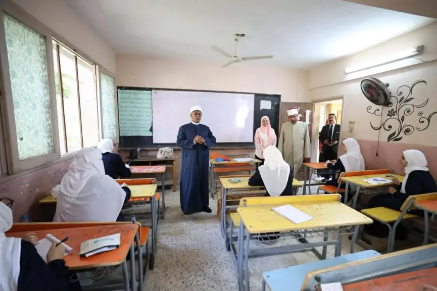 القائم بعمل رئيس قطاع المعاهد الأزهرية يتفقد امتحانات الثانوية في الجيزة