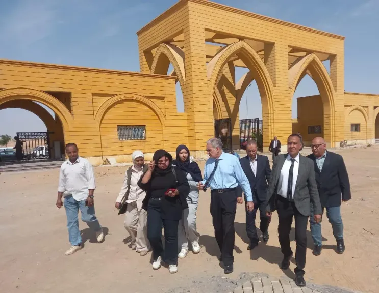 رئيس جامعة أسوان يتابع إجراءات دخول الطلاب ويؤكد: لا تهاون مع أي تجاوز يمس كرامة الطلاب