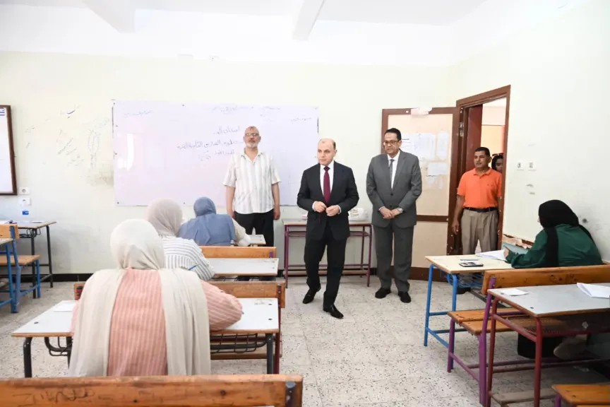 محافظ الغربية يتفقد لجان امتحانات الدبلومات الفنية الصناعية والتجارية بطنطا