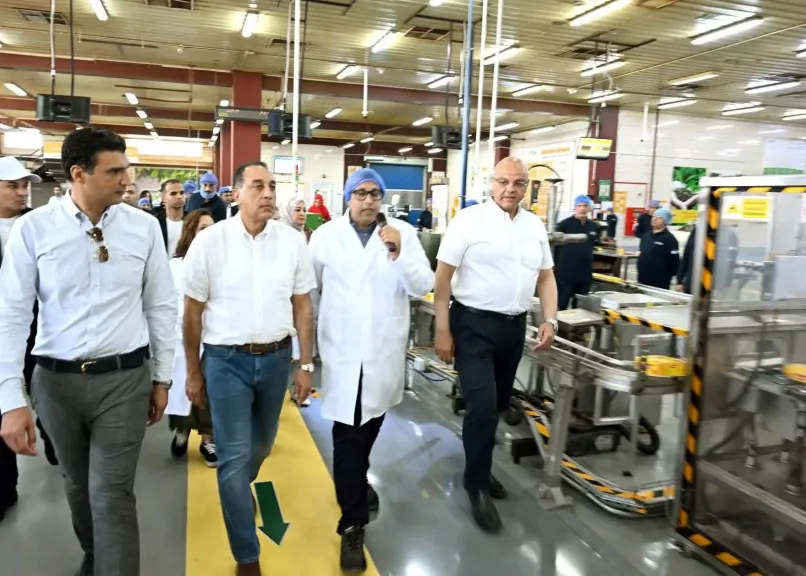رئيس الوزراء يفتتح خط إنتاج جديد لمصنع ”ليبتون تيز أند إنفيوجنز” ببرج العرب الجديدة