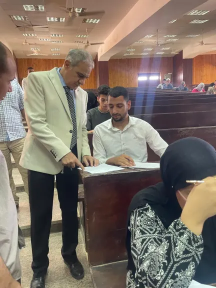 رئيس جامعة أسوان يتابع امتحانات كلية دار العلوم ويؤكد انتظام منظومة الامتحانات