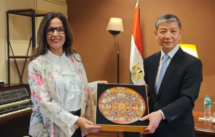 وزيرة الثقافة تبحث مع السفير الصيني تعزيز التعاون المشترك وتعميق حوار الحضارات بين البلدين
