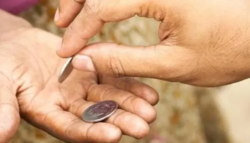 هل يجوز توزيع أموال على أطفال المقابر صدقة على الميت؟.. أمين الفتوى يجيب