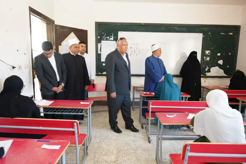 محافظ مطروح يتابع امتحانات الإعدادية العامة والثانوية الأزهرية ويطمئن على انتظام اللجان