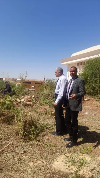 رئيس جامعة أسوان يتابع أعمال تطوير المساحات الخضراء داخل الحرم الجامعي