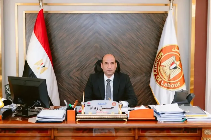 وزير العمل يعتمد صرف 1.29 مليون جنيه لـ381 عاملًا من العمالة غير المنتظمة في 28 محافظة
