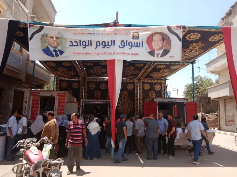 إقبال كثيف وتخفيضات حقيقية.. أسواق quot;اليوم الواحدquot; بالغربية تنجح في الوصول للمواطن وتخفيف أعباء المعيشة