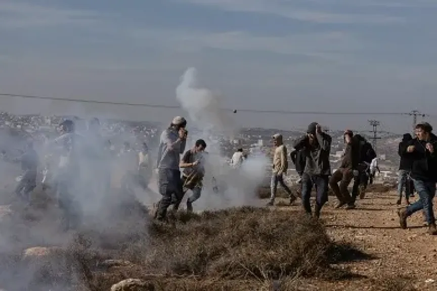 مستوطنون إسرائيليون يحرقون أراض زراعية و4 مركبات فلسطينية شمال الضفة