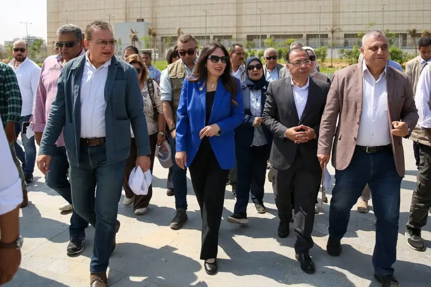 وزيرة الإسكان تقوم بجولة تفقدية موسعة بمشروع حدائق تلال الفسطاط