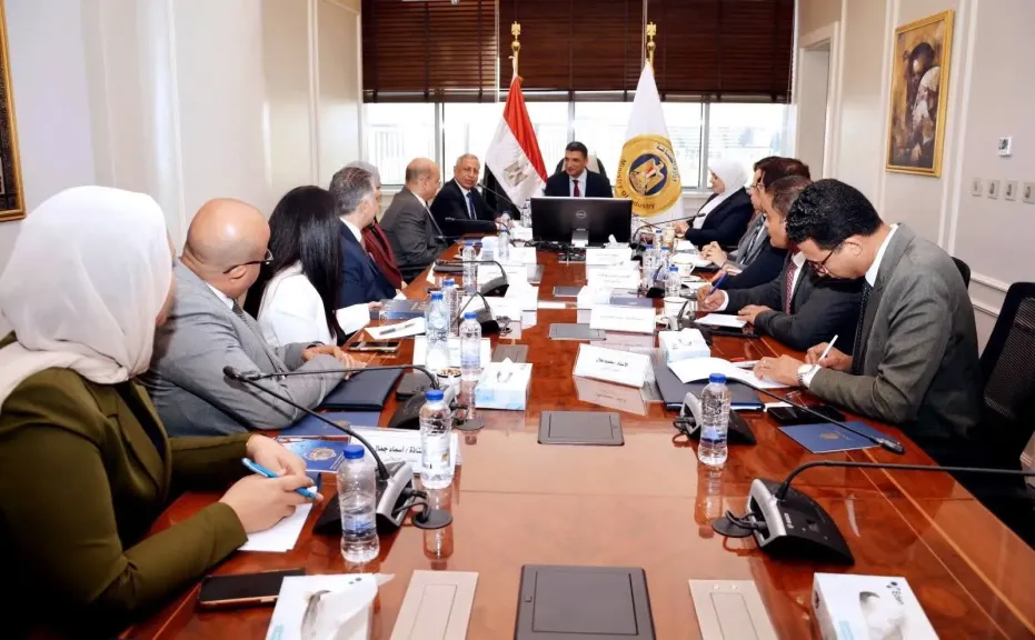 وزير الصناعة يبحث مع رئيس الأكاديمية العربية للعلوم والتكنولوجيا والنقل البحري سبل تعزيز التعاون في مجالات البحث العلمي