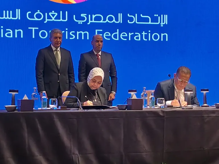 وزيرا السياحة والعمل يطلقان مبادرة لتيسير استصدار تراخيص عمل الأجانب بالمنشآت السياحية