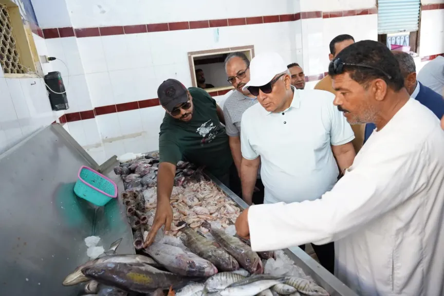 محافظ مطروح يتفقد حلقة الأسماك بالميناء الشرقي ويوجه بإعلان الأسعار  و فق حركة البيع