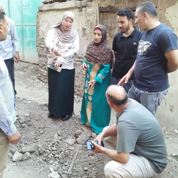 محافظ الغربية ينهي شكوى مواطنة في قطور.. ويوجه بتعديل خط الصرف وفق منسوب منزلها