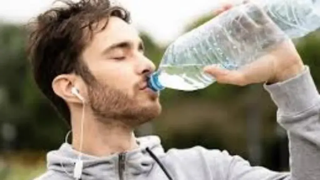 الصحة تحذر: شرب المياه ليس عند العطش فقط.. والمعهد القومي للتغذية يكشف فوائده الحيوية للجسم