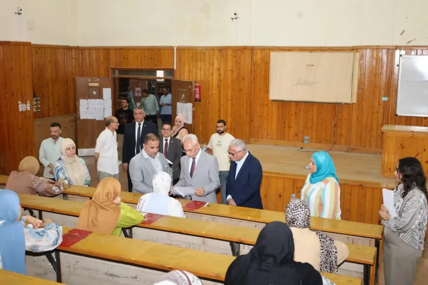 رئيس جامعة المنيا يتفقد امتحانات كلية التربية الفنية ويؤكد الانتهاء من التصحيح خلال 48 ساعة