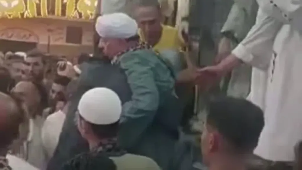 لحظة أثارت قلق محبيه.. نقل الشيخ ياسين التهامي للمستشفى بعد وعكة صحية مفاجئة خلال حفل إنشاد بسوهاج