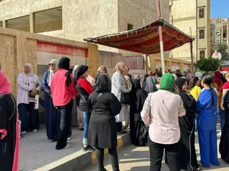 أمهات يساندن أبناءهن بالدعوات والدعم النفسي قبل دخول اللجان.. وتشديدات تنظيمية لضمان الانضباط