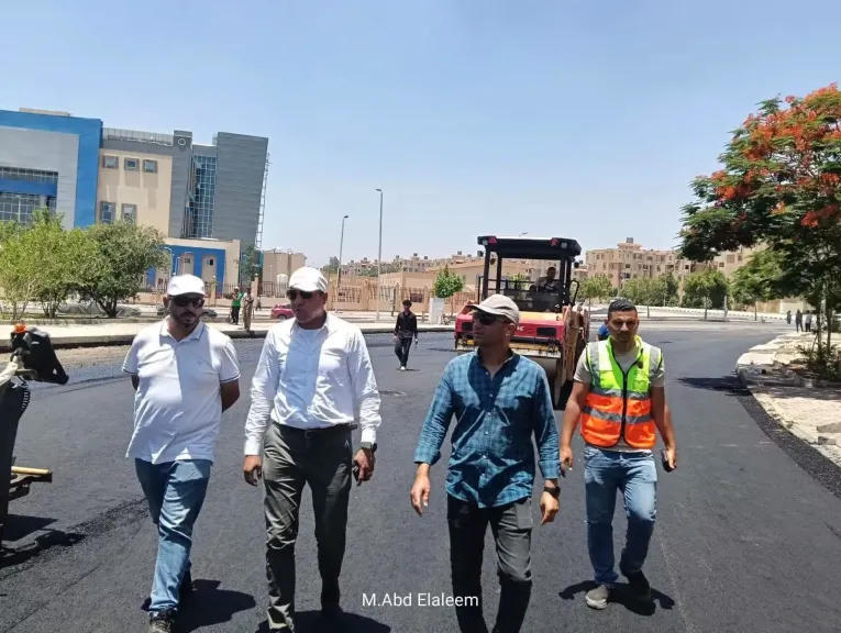 رئيس جهاز تنمية مدينة العبور يتابع تنفيذ مشروعات تطوير ورفع كفاءة الطرق الجارية بالمدينة