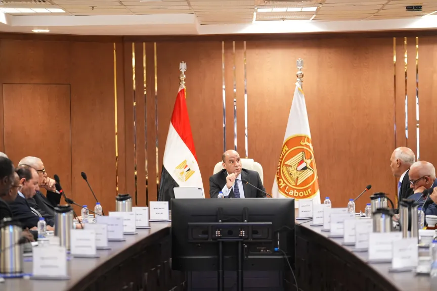 وزير العمل خلال رئاسته لاجتماع ”الصندوق” : تنفيذًا لتوجيهات الرئيس السيسي.. صندوق إعانات الطوارئ يقدم ”إعانات” لـ 441 ألف عامل بـ2.557 مليار جنيه في أوقات التحديات ..
