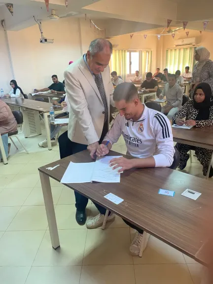 رئيس جامعة أسوان يتابع امتحانات كلية الطب ويؤكد توفير الأجواء المناسبة للطلاب