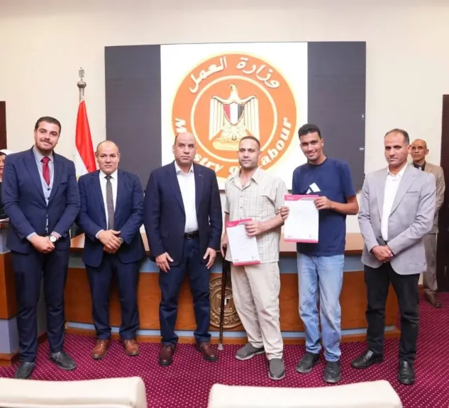 ”أنتم أبنائي وإخوتي”.. وزير العمل يسلم ذوي الهمم عقود عمل