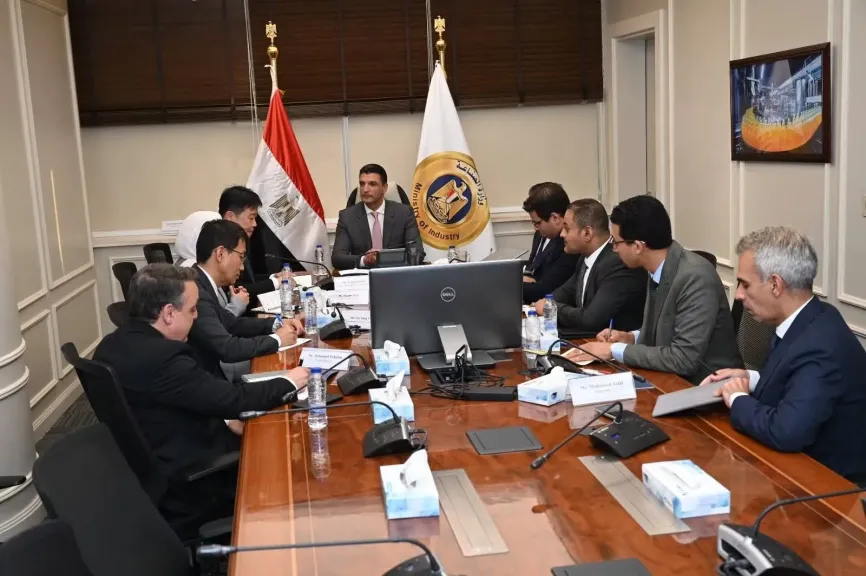 وزير الصناعة يبحث مع مسؤولي شركة سامسونج إلكترونيكس مشروعاتها الحالية وخططها التوسعية في المستقبل