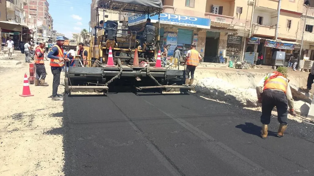 محافظ الإسكندرية: استمرار أعمال رصف ورفع كفاءة الطرق بمختلف الأحياء لتحسين السيولة المرورية