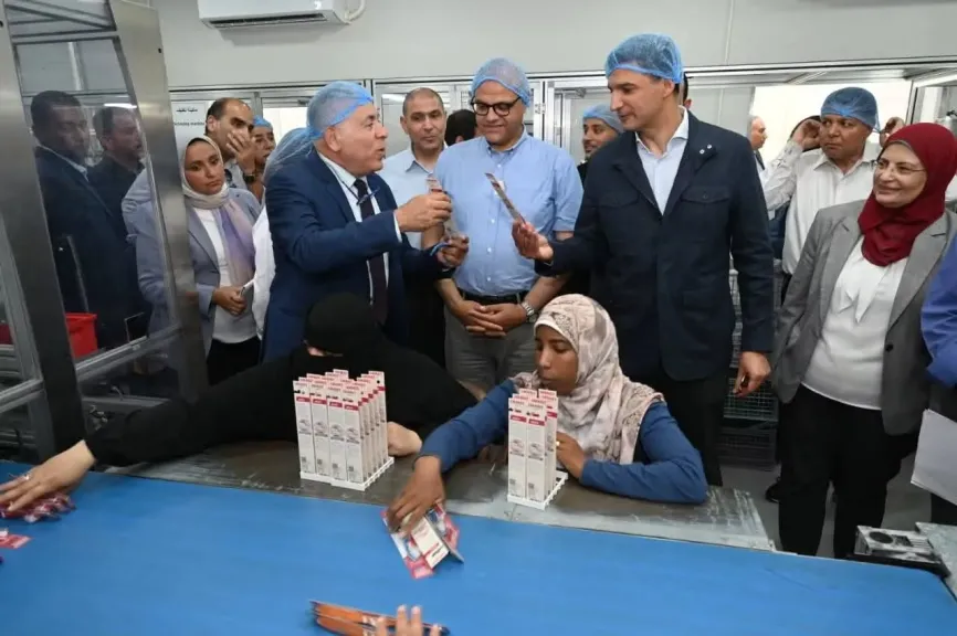وزير الصناعة ومحافظ الإسكندرية يتفقدان مجمعي مرغم للصناعات البلاستيكية بالعامرية