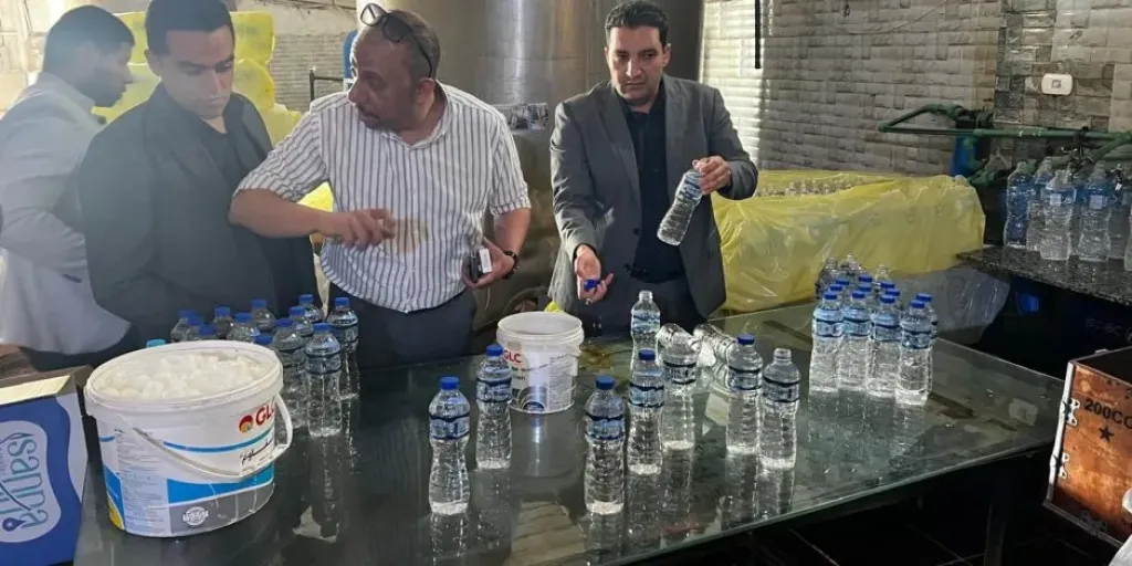 ضبط محطة غير مرخصة لتعبئة المياه بالجيزة وطرح منتجات مغشوشة بالأسواق
