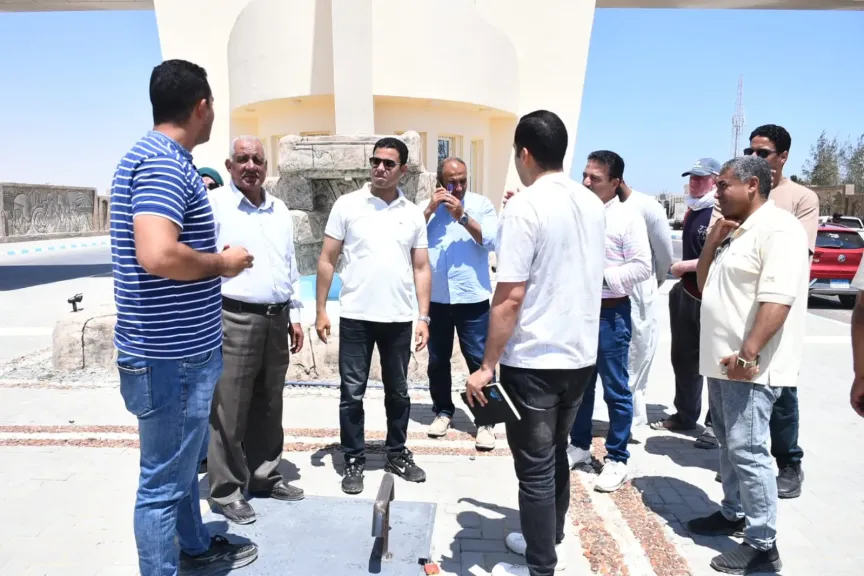 نائب محافظ مطروح يتابع ميدانيًا مشروعات تطوير البنية التحتية بعدة مناطق بمدينة مرسى مطروح