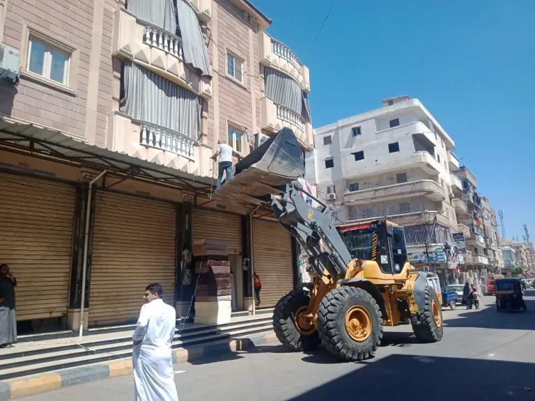 حملات مكثفة بأحياء الإسكندرية لإزالة الإشغالات والتعديات والتحفظ على 1300 حالة إشغال متنوع وإزالة 123 تندة مخالفة