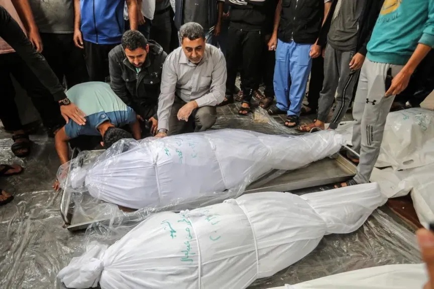 استشهاد فلسطينيين اثنين وإصابة 7 آخرين في غارة إسرائيلية على خيام للنازحين جنوب غزة
