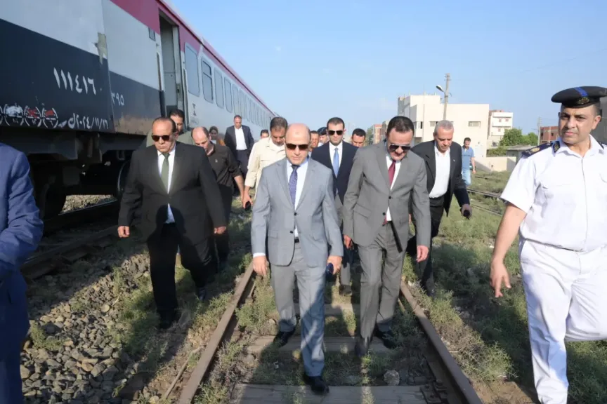 محافظ الغربية ينتقل إلى موقع خروج 4 عربات من القطار المتجه إلى الإسكندرية عن القضبان بمدينة كفر الزيات