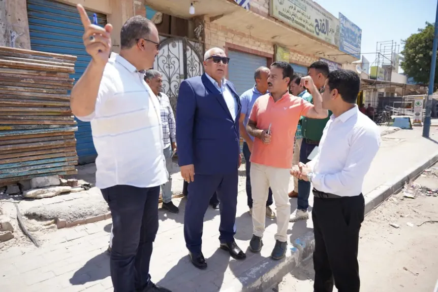 محافظ مطروح يتفقد تطوير بوابة الكيلو 8 وميدان الساعة.. ويوجه بسرعة الإنجاز وإبراز الهوية السياحية لمرسى مطروح