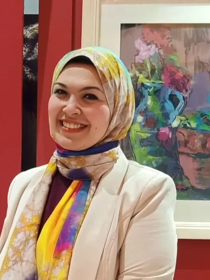 الفنانة التشكيلية منى عمر تطلق معرضها quot;ما بعد الأبيض والأسودquot; لاستكشاف المشاعر الإنسانية بين الذاكرة والزمن