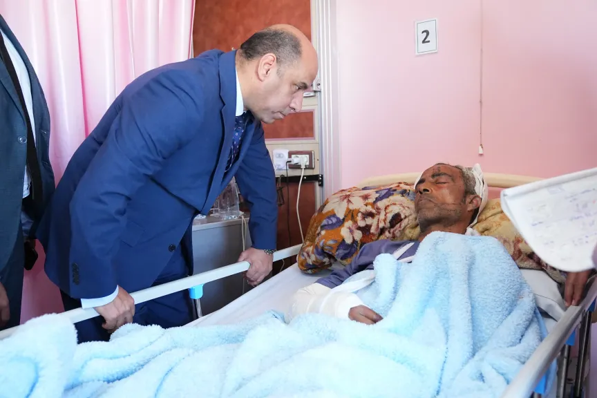 وزير العمل يزور مصابي حادث مشروع القطار السريع بمستشفى الشيخ زايد التخصصي.. ويوجه بتقديم كافة أوجه الرعاية والدعم