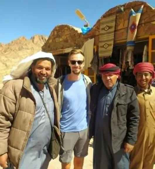 سائح هولندي يزور بدو سانت كاترين بعد إنقاذه من الموت خلال رحلته وسط الجبال