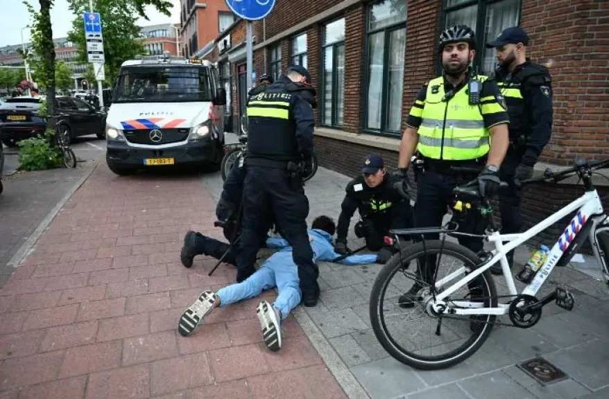 الشرطة الهولندية تعتقل 13 شخصا بعد اشتباكات عنيفة في لاهاي أعقبت مباراة المغرب