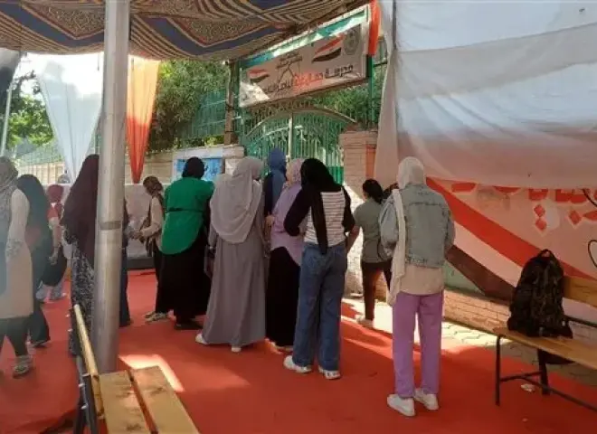 توافد طلاب الثانوية العامة بالجيزة على لجان امتحان الكيمياء والجغرافيا