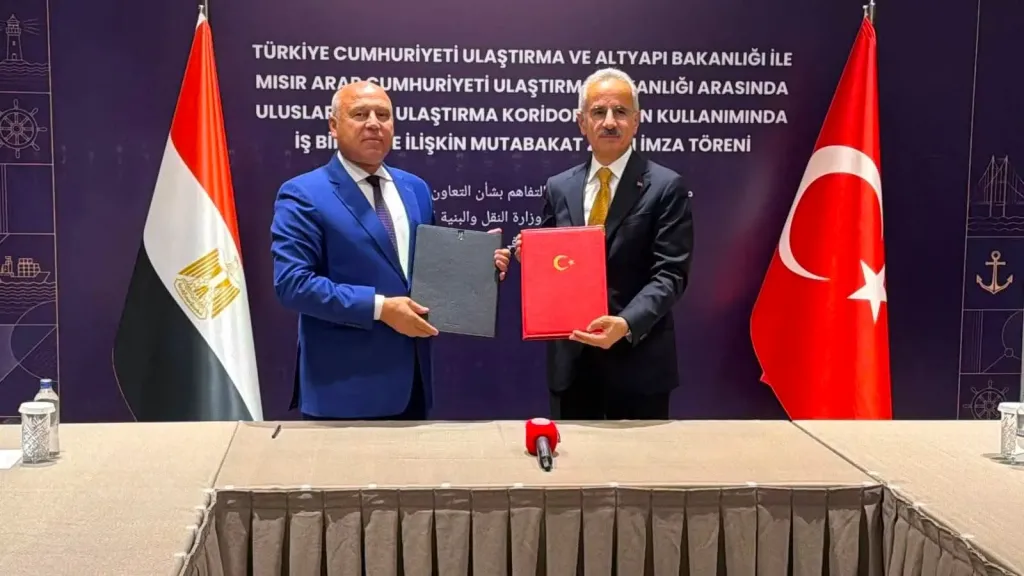 وزير النقل يلتقي نظيره التركي ويوقعان على مذكرة تفاهم بين البلدين في مجال الممرات الدولية
