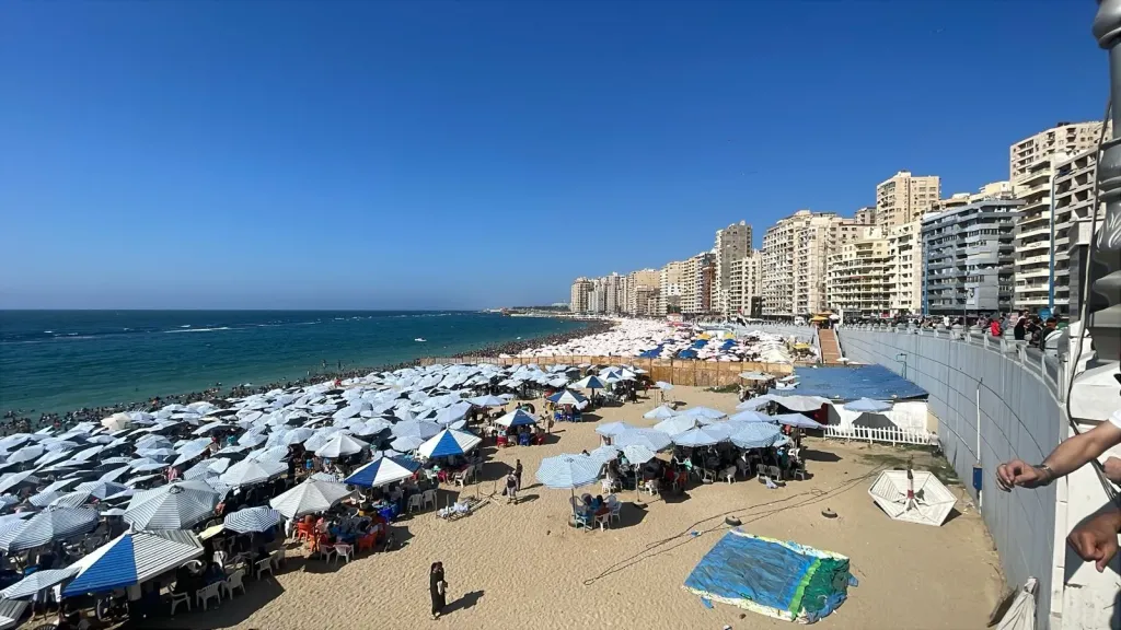 محافظ الإسكندرية: إقبال كثيف على شواطئ المدينة..القطاع الشرقي يسجل 100% إشغال والغربي يقترب من  90%