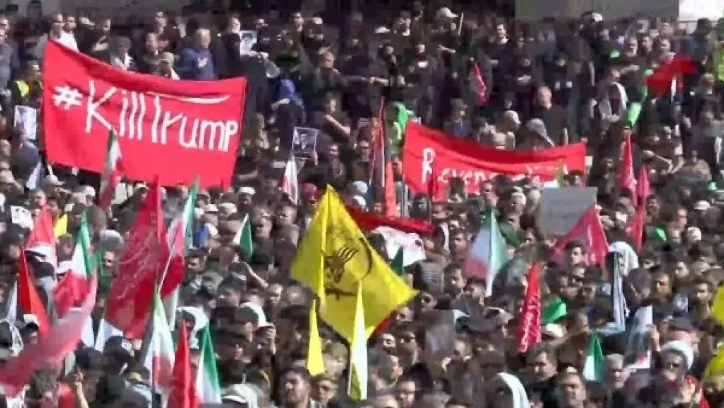 حشود ضخمة في طهران لتشييع خامنئي.. ودعوات للانتقام خلال المراسم