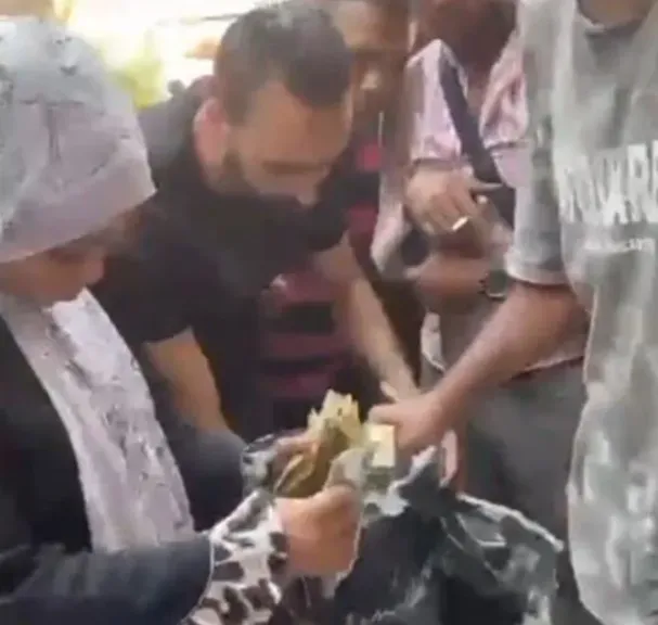 المبلغ كان داخل الثلاجة.. العثور على 100 ألف جنيه أسفل عقار منشأة ناصر المنهار