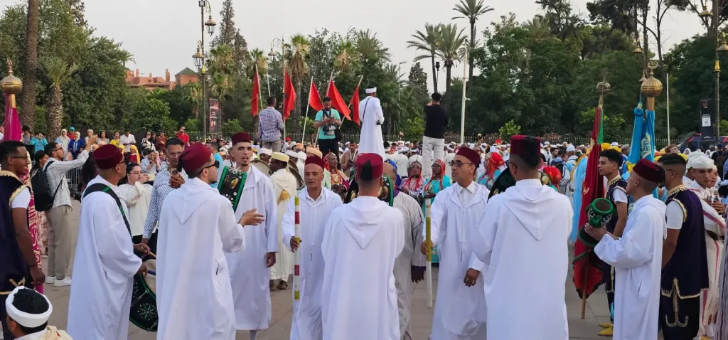 مهرجان الفنون الشعبية بمراكش.. أسراب زاجلة تعبر من قصر البلدية إلى قصر البديع لتروي حكاية وطن!
