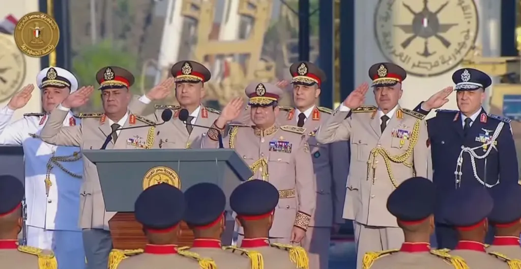 عزف سلام العلم بعد افتتاح مقر القيادة الاستراتيجية للدولة