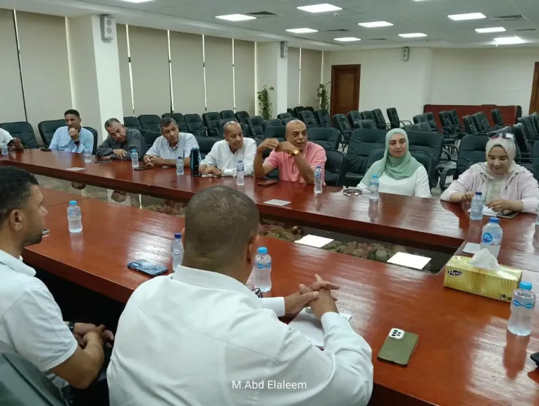 رئيس جهاز تنمية مدينة العبور” يعقد اجتماعا موسعا مع ممثلي سكان الحي الثامن لتسريع أعمال التطوير