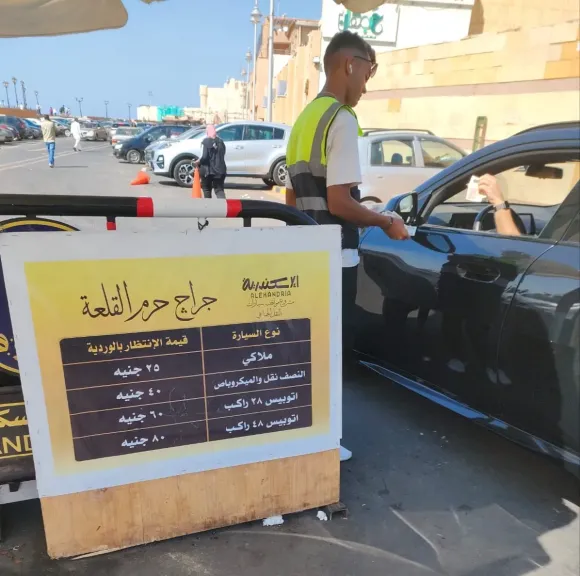 محافظ الإسكندرية: إعلان أماكن مواقف وساحات انتظار السيارات الرسمية وأسعار الانتظار