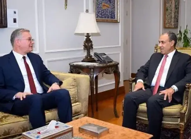 وزيرا الخارجية والبترول يعقدان جلسة إحاطة مع ممثلي السفارات الأجنبية لبحث جهود جذب الاستثمارات