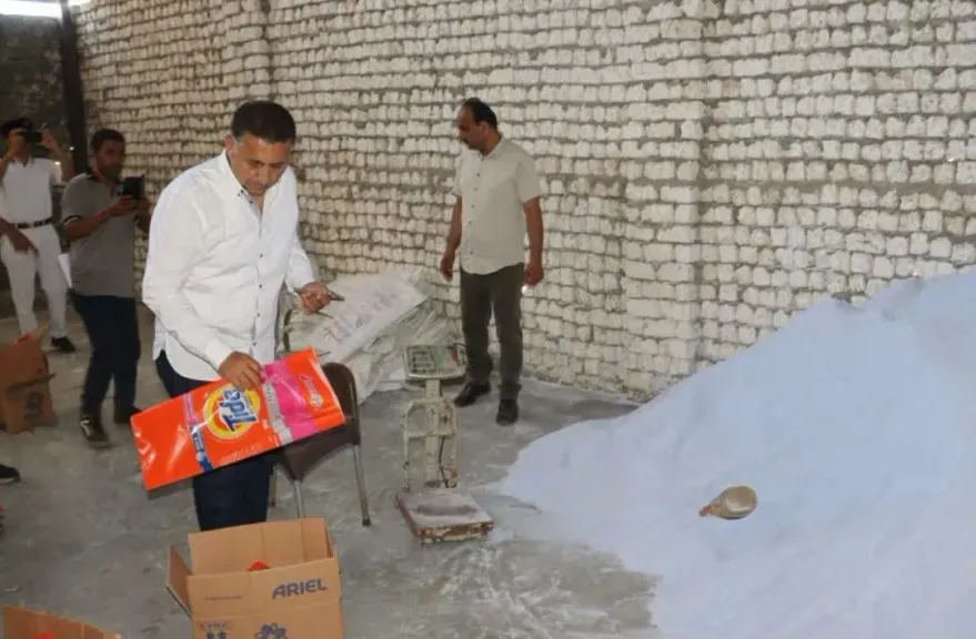 محافظ القليوبية يضبط مخزنا لإعادة تعبئة منظفات مجهولة المصدر